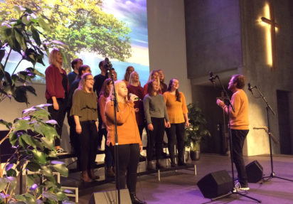 Fullt hus og ny rekord på basaren